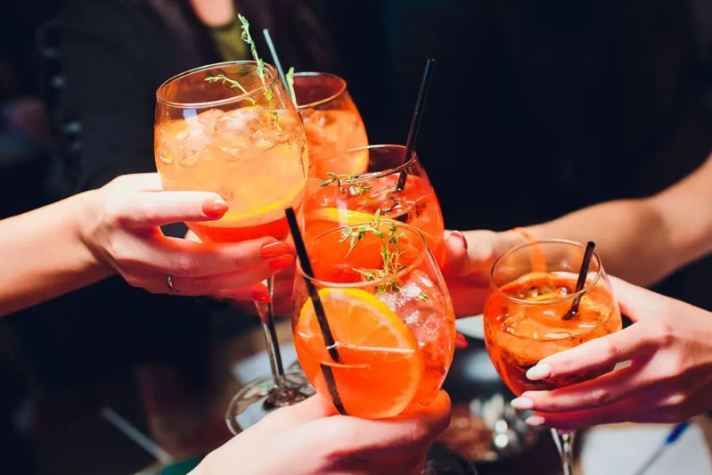 Cinq verres de spritz réunis pour trinquer